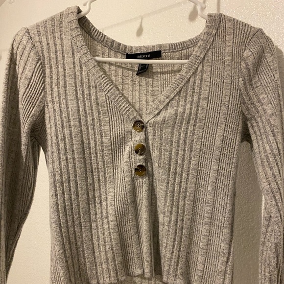 Gray cropped long sleeve. - Picture 1 of 2